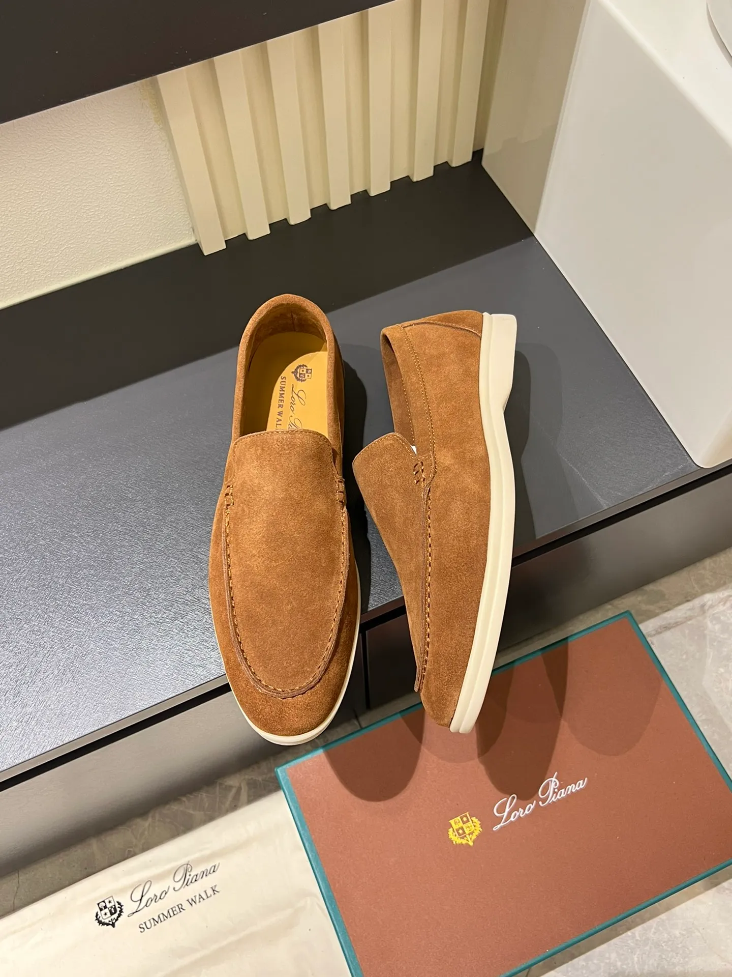 Men's shoes 💰p360 "Loro men's shoes 💰pian'*" Classic L men's shoes for couples 💰p Top version British flat loafers, a must-have item in old money style, the minimalist design is eye-catching and durable, a plus point for dressing The soft foot feel and texture are outstanding. They don’t scratch your feet and are very nice. They are matched with soft and waxy soles. They can be worn daily for a long time without getting tired. They are easy to wear, versatile and classic items, with perfect foot feel and texture! Imported cashmere fabric, the lining is made of imported A-grade water-dyed cow lining, the top version of the genuine leather midsole is sewn with pure handmade mark thread! Size: Female 35-40 (34. Customized) Male 38-44 (45.46. Customized)